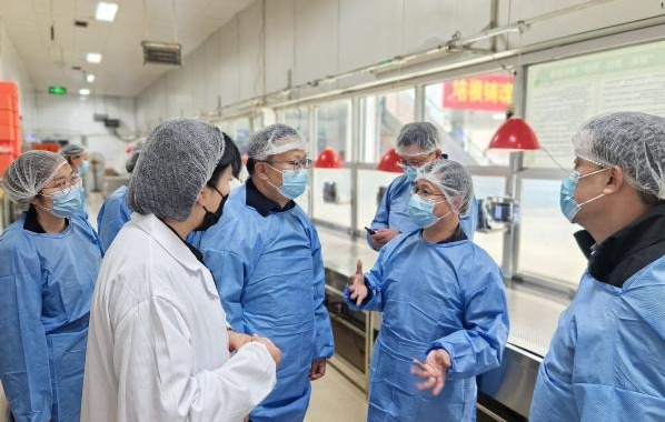 新学期心系师生“盘中餐”——郭强副校长检查食堂食品安全工作